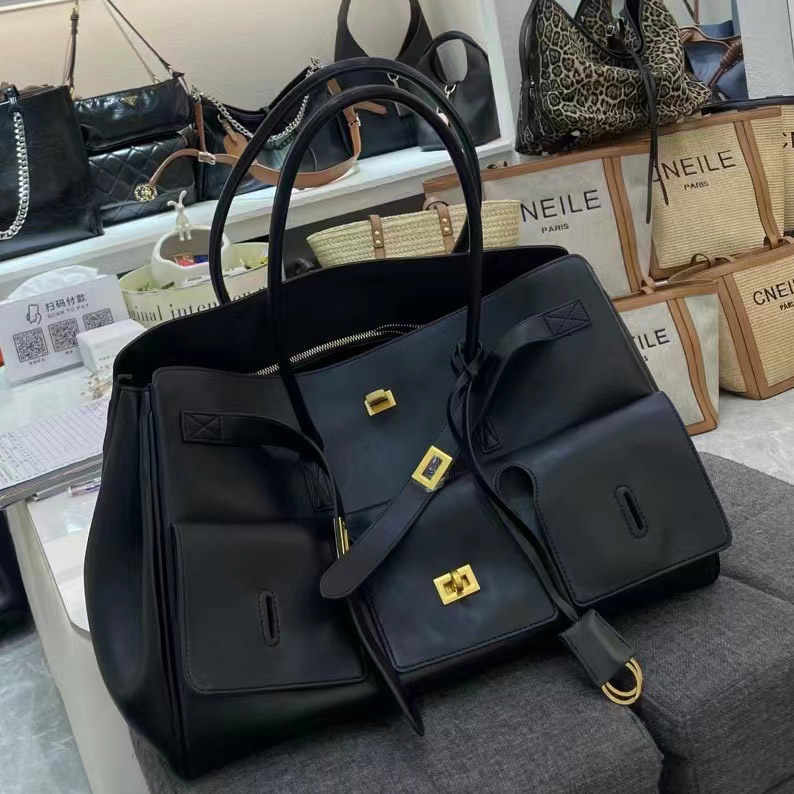 Women's Large Capacity Commuter Shoulder Tote – Wings Style PU Leather Handbag with Lock Closure
