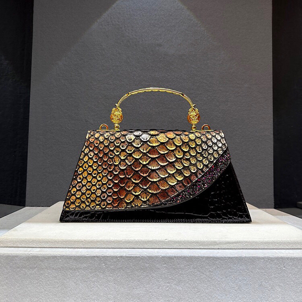 Compact structured leather purse with 3D pocket