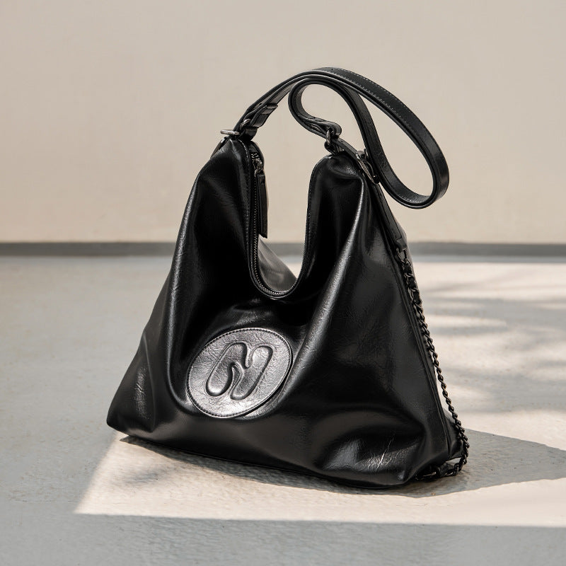 Horizontal square shape of the leather tote with stylish finish
