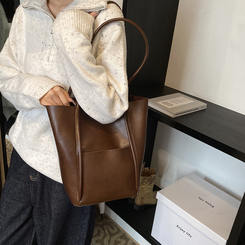 Medium-soft women's shoulder bag in brown