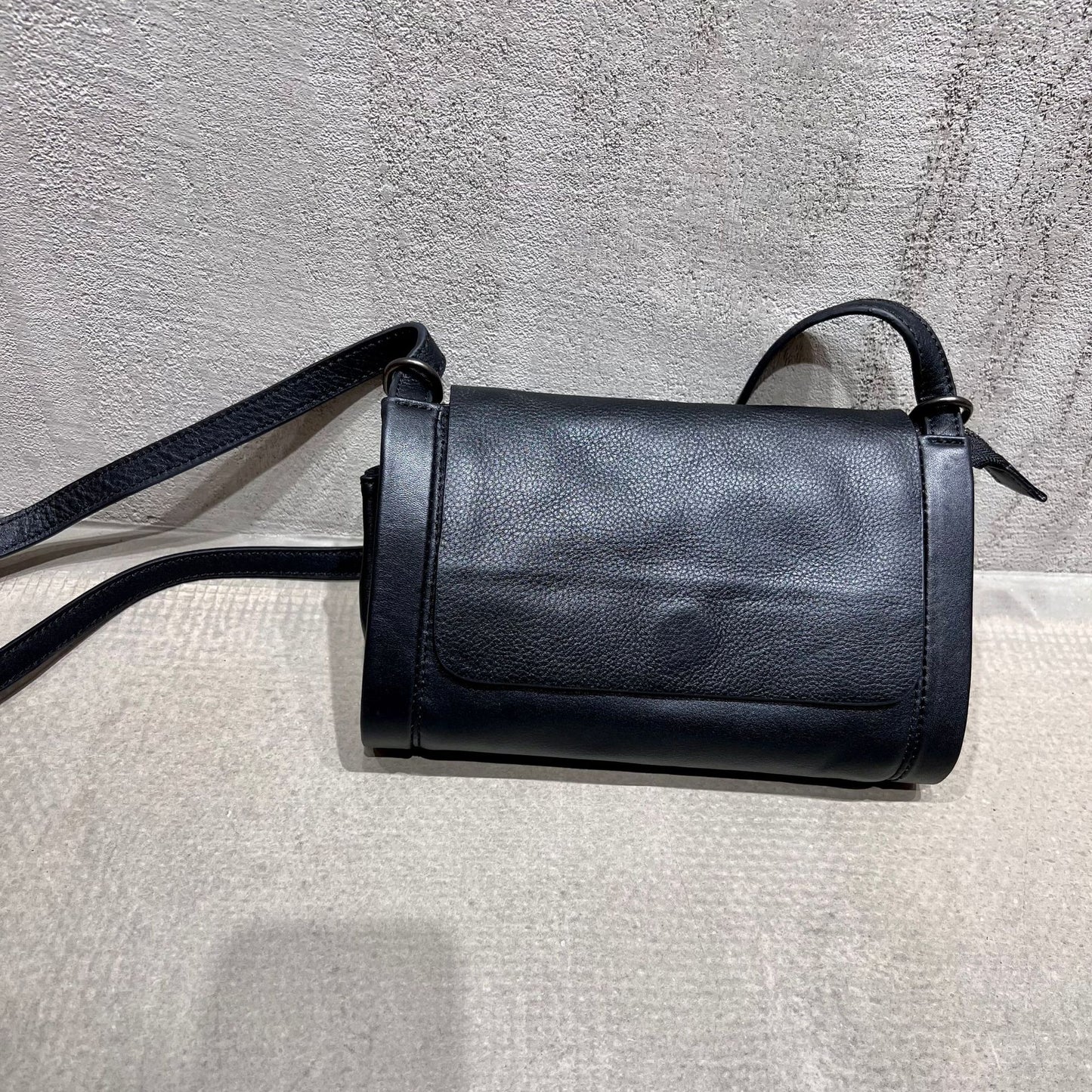 Handcrafted minimalist leather shoulder bag