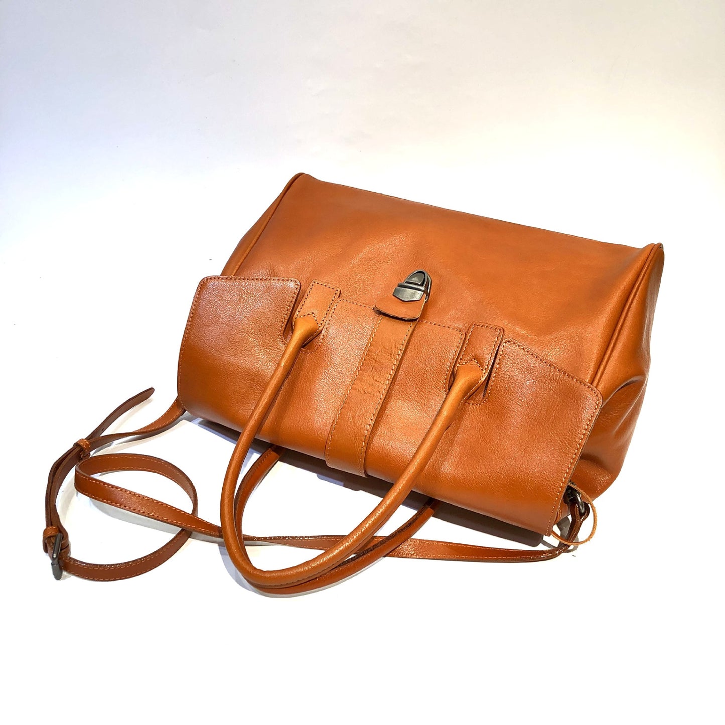 Soft-structured vintage leather bag with interior zipper