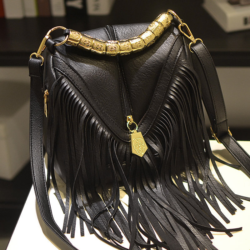 Luxurious tassel daily shoulder bag