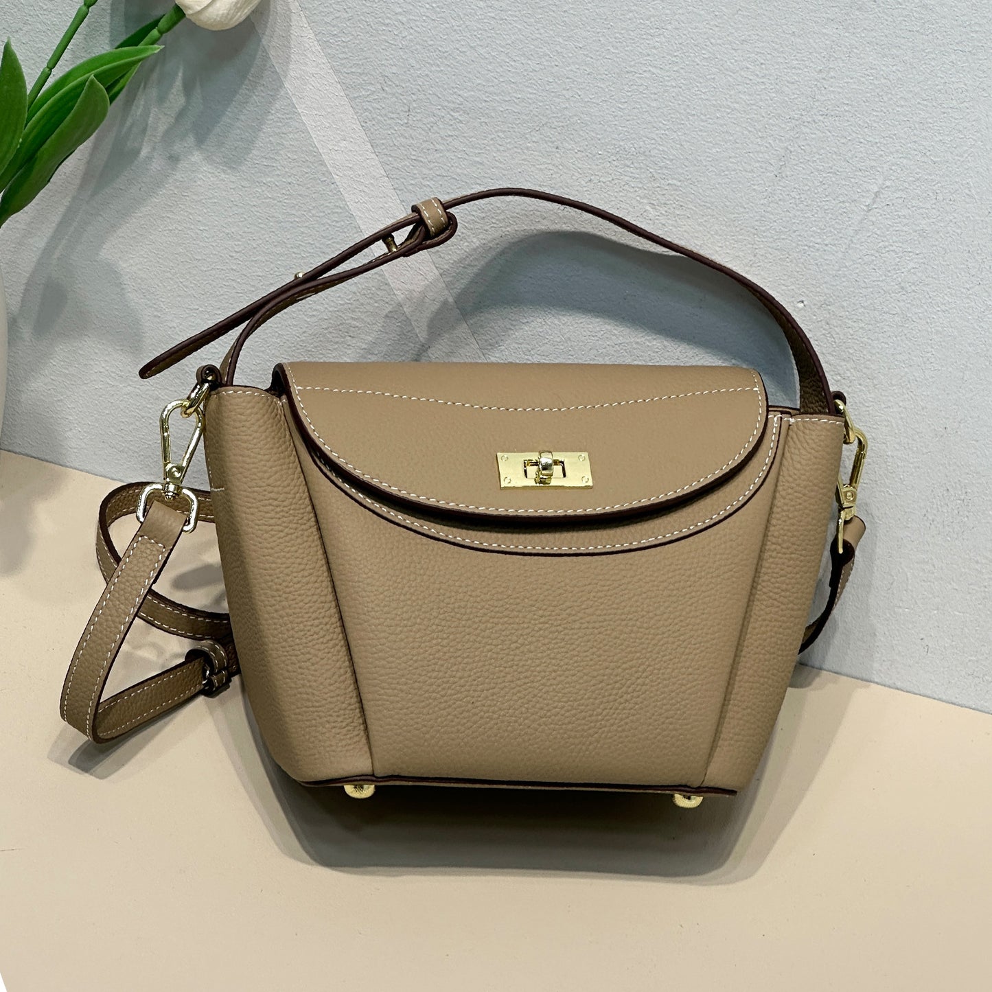 Interior layout of compact shoulder bag