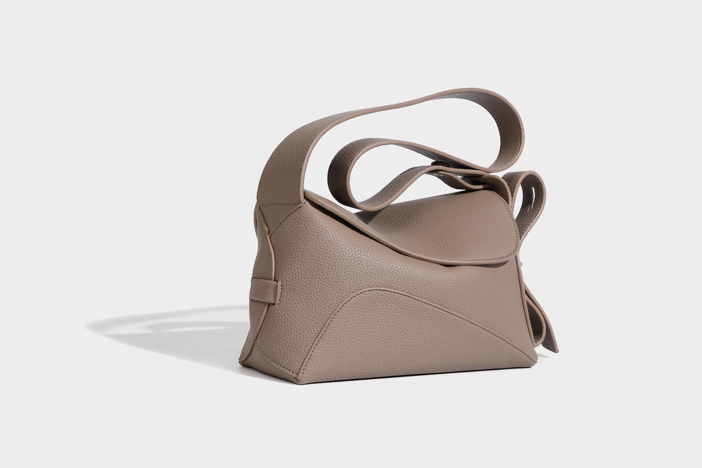 Side profile of minimalist women’s cowhide leather tote