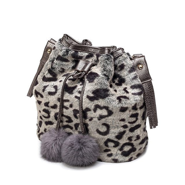 Medium-sized plush bucket bag for women, perfect for everyday use
