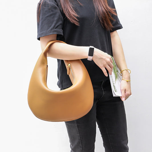 Brown minimalist shoulder bag for everyday outfits