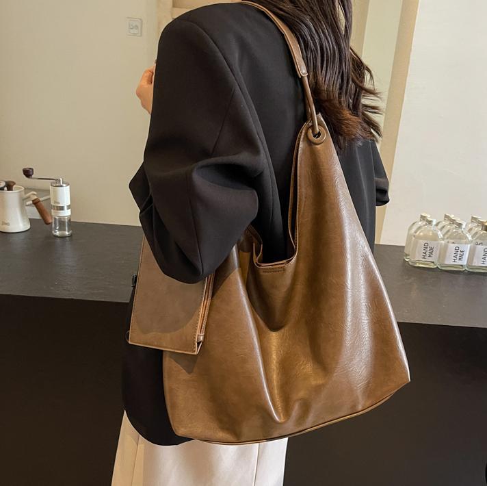 Khaki leather casual shoulder bag for daily use