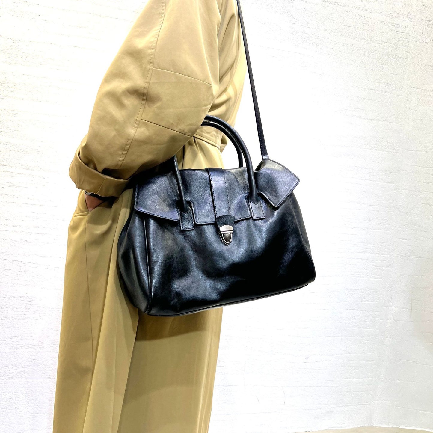 Classic black cowhide vintage shoulder bag