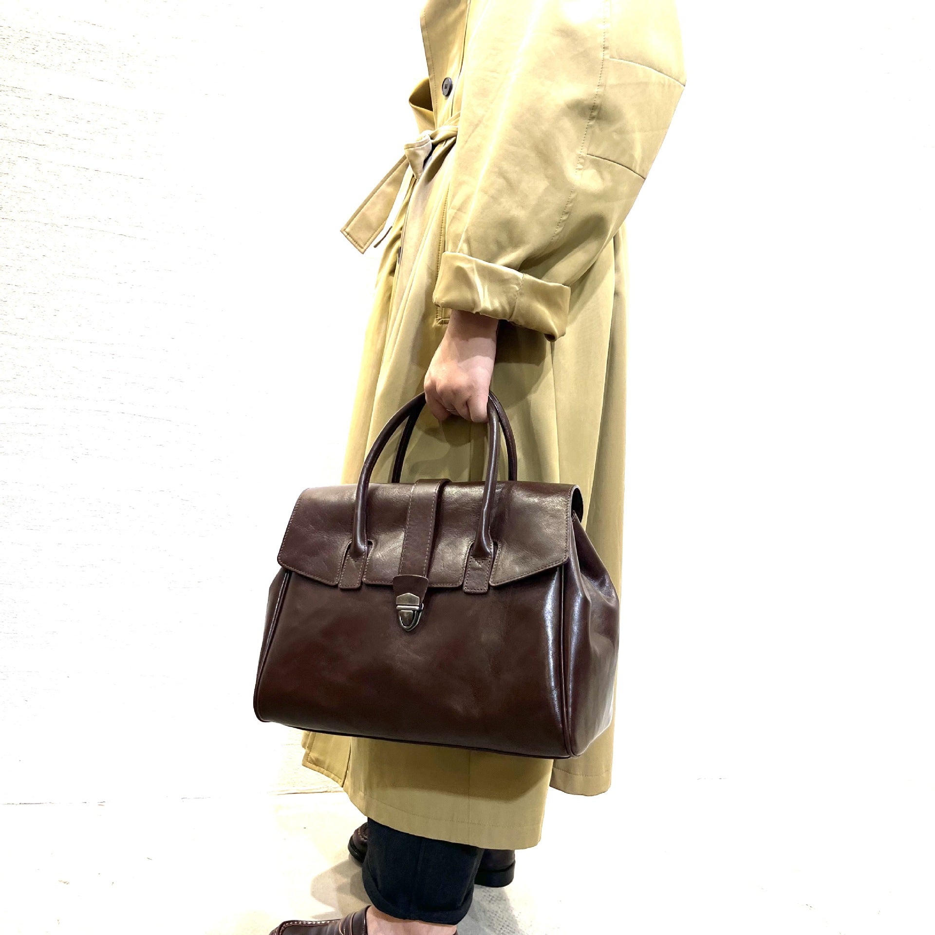 Brown vegetable-tanned leather purse with medium hardness