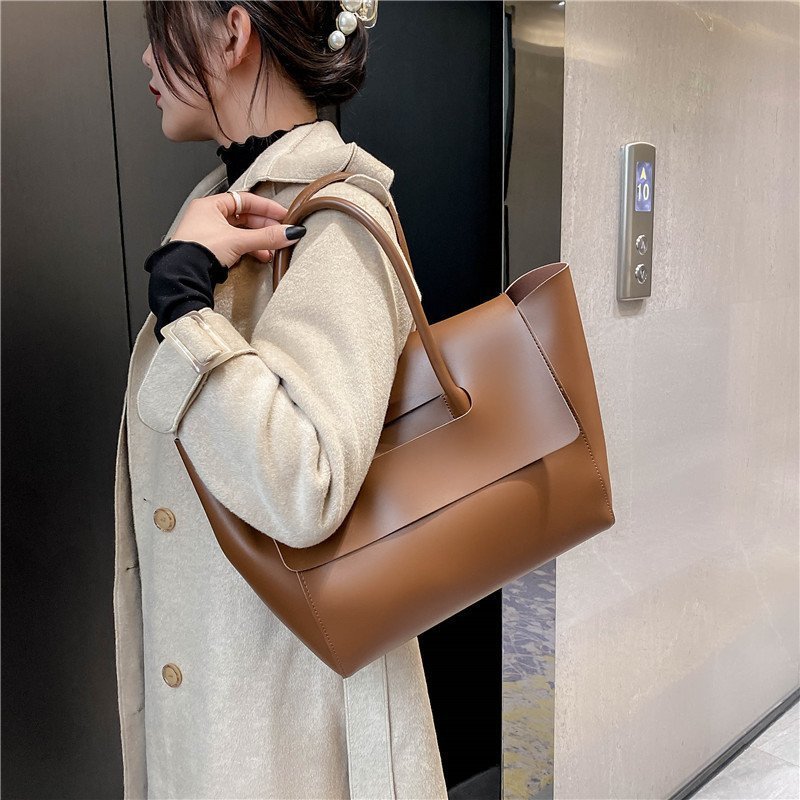 Large capacity fashion handbag for daily use