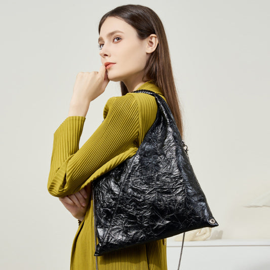 Lightweight black leather shoulder bag in cowhide