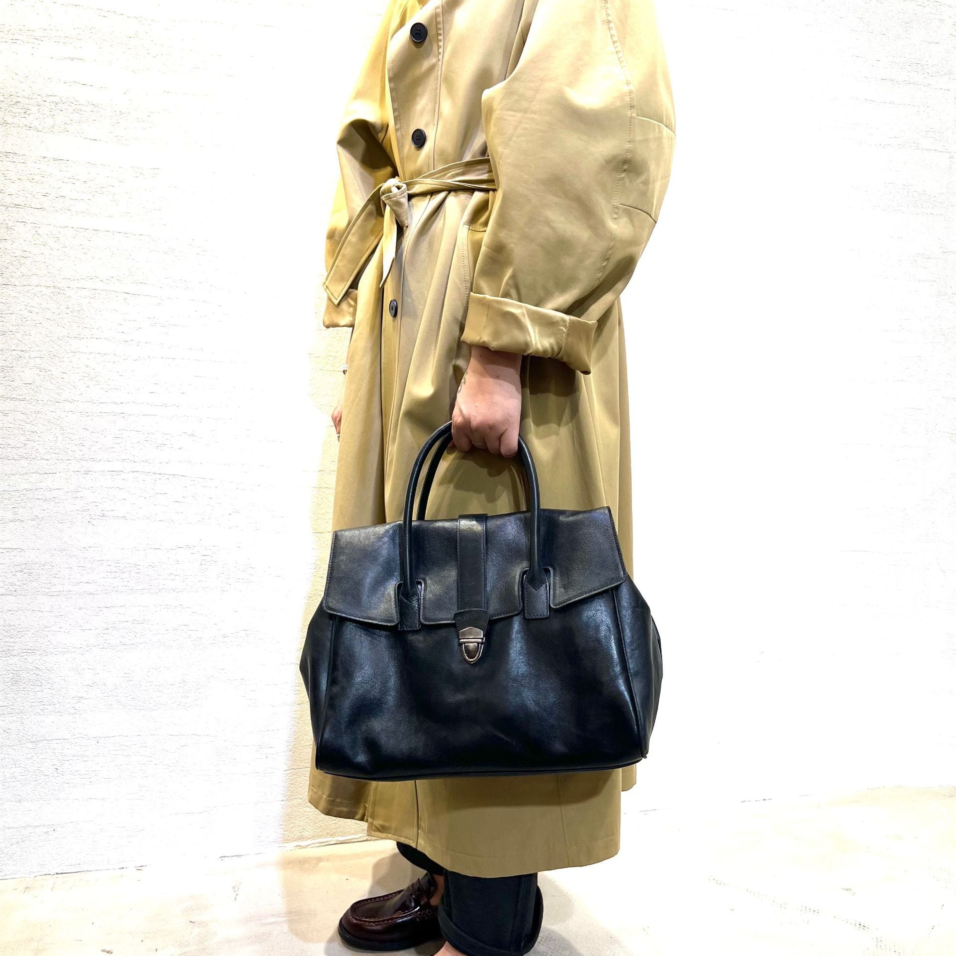 Oval-shaped retro leather handbag in brown