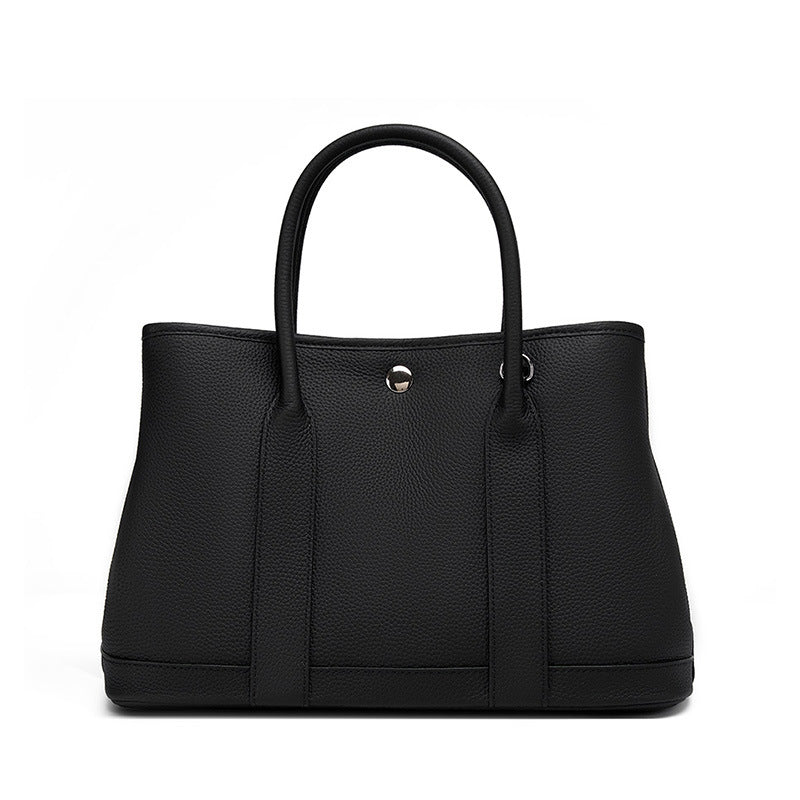 Side slit pocket detail on shopping leather bag