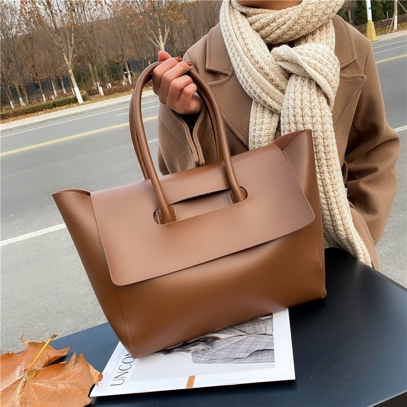 Soft retro tote bag in elegant white finish