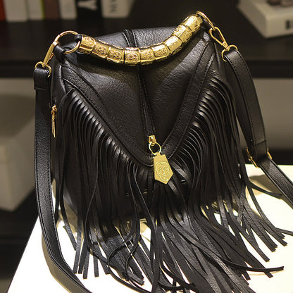 Luxurious tassel daily shoulder bag