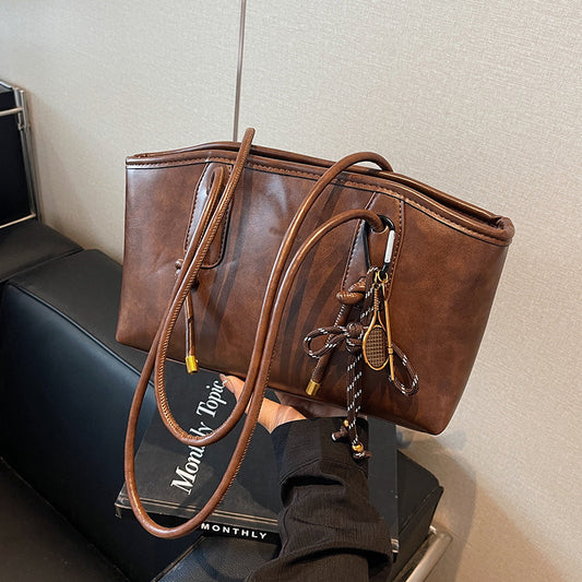 Front view of fashion retro PU leather large capacity shoulder bag for women