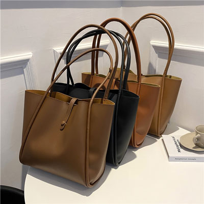 Displaying all angles of the handbag for buyer clarity